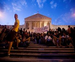 Indignados: Duas dezenas de pessoas continuam em frente à Assembleia da República